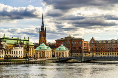 Arka planda, Stockholm, İsveç gökyüzünde bulutlar ile tarihi binalar. Güneşli bahar günü.