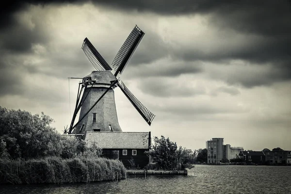 Amsterdam yakınındaki yel değirmeni dramatik fırtına bulutları, Hollanda ile siyah beyaz görüntü. Seyahat ve nostaljik Tema.