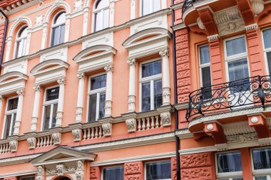 Bratislava, Slovakya tarihi binanın turuncu cephe alttan görünüm