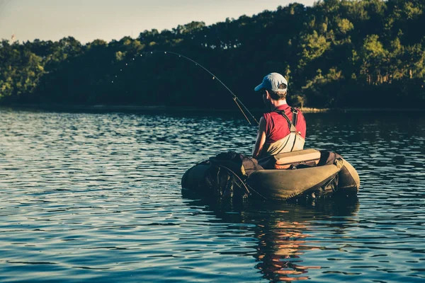 Pescador Peleando Con Grandes Truchas Mientras Flotaba Con Ombligo Lago — Foto de Stock