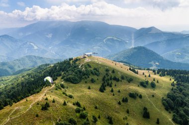Donovaly köyü yakınlarındaki Alçak Tatras dağlarının havadan görünümü, Slova