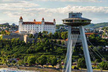 Bratislava, Slovakya'da SNP köprüsü ve kalesi