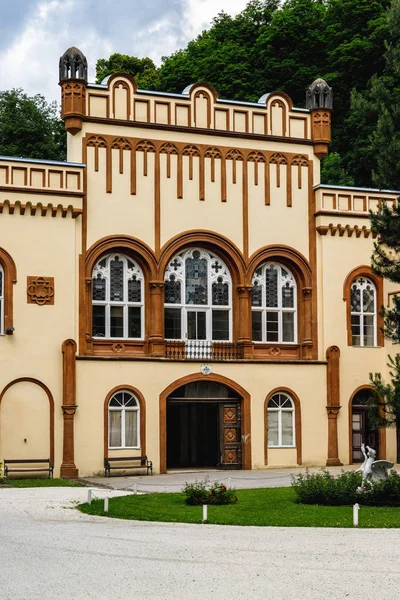 Fachada del palacio junto al castillo en Wolfsberg, Austria — Foto de Stock