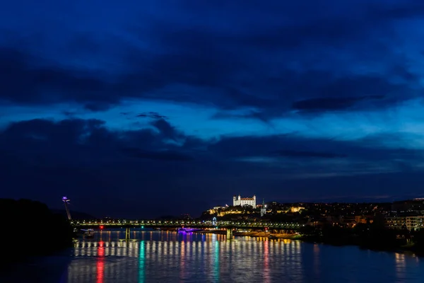 Noc Nad Řekou Dunaj Světlým Hradem Snp Mostem Známé Památky — Stock fotografie