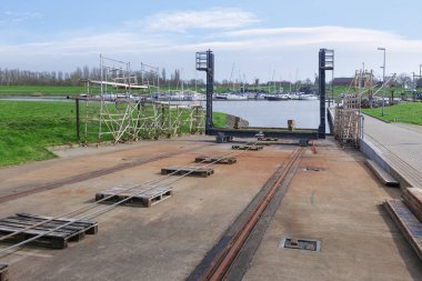 Kızak rayları ve bir tekne marina içinde belgili tanımlık geçmiş ile Carolinensiel bağlantı noktası alarak için kızaklarımız ile.