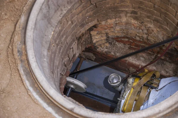 Kuyu ve plastik bir boru çizmek için otomatik besleme ünitesi ile açık bir kanalizasyona rehabilitasyon çalışmalarına.