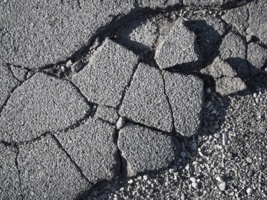 Ayrıntı-kırık aspalt katman bir yan sokakta görünümünü.