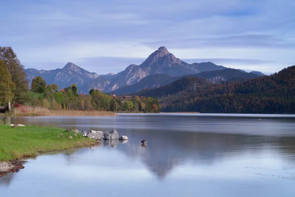 Longa Exposição Uma Vista Paisagem Weissensee Baviera Cercada Por Árvores — Fotografia de Stock