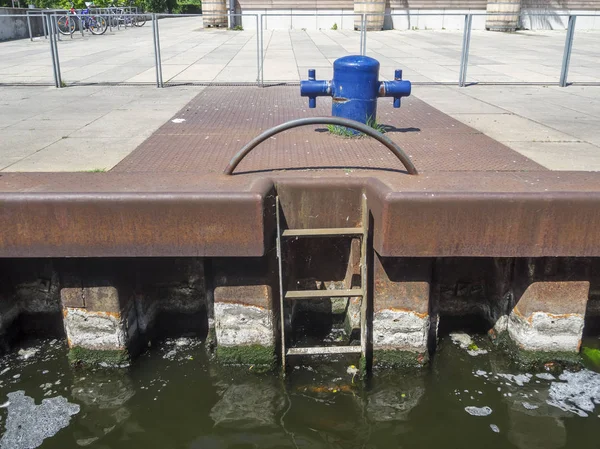 Steg Mit Rettungsleiter Und Blauem Poller Für Sportboot Potsdamer Hafen — Stockfoto