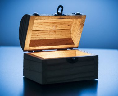 İçerideki küçük ahşap sandık mavi bir zeminde aydınlandı..