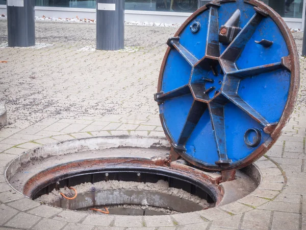 근처에 무거운 맨홀 뚜껑 — 스톡 사진