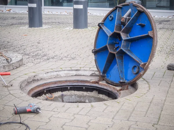 무거운 맨홀 뚜껑 — 스톡 사진