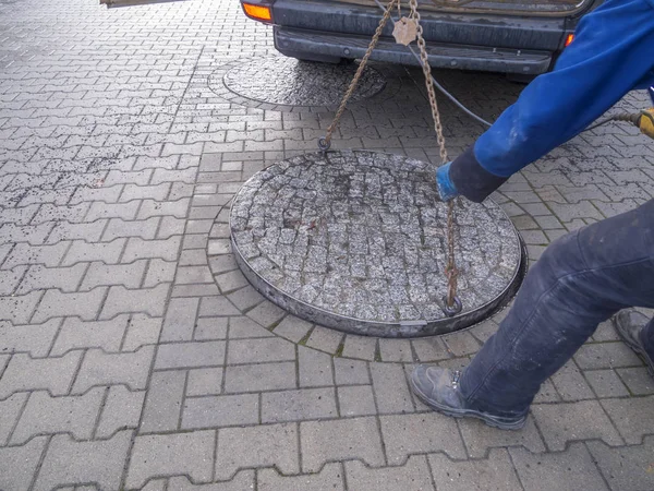 Ağır bir menhol kapağını kaldırma