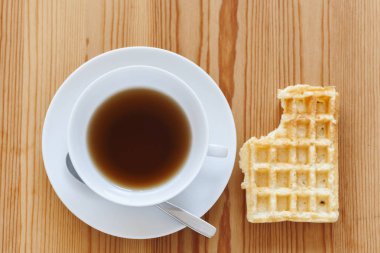 Üst görünümünde bisküvi ile Çay Fincanı