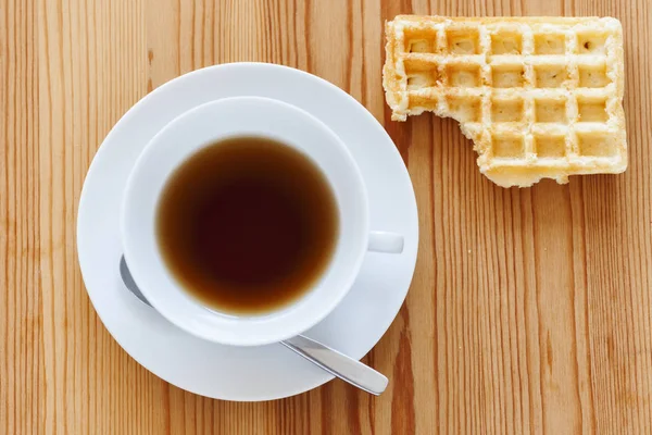 Teetasse mit Keks oben rechts — Stockfoto