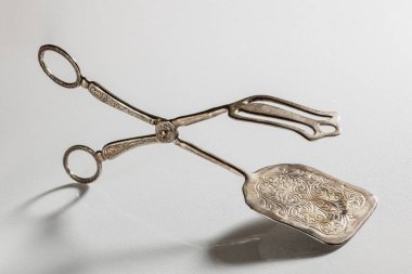 beyaz gölge ile gümüş kek maşa