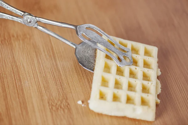 Cake tongs with cake detail — Stock Photo, Image