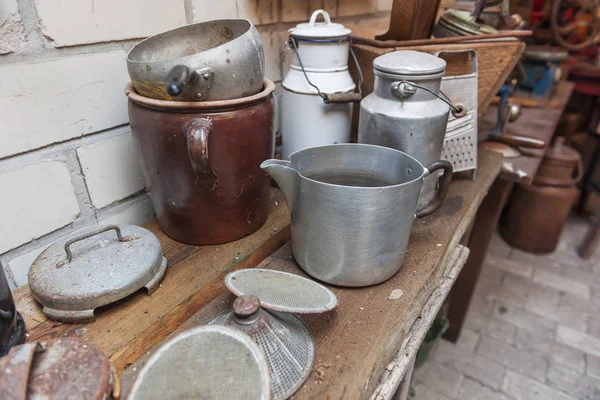 Pots and jugs near — Stock Photo, Image