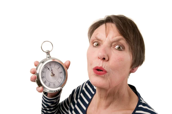 Vista Cabeza Hombro Una Anciana Sosteniendo Reloj Mano Derecha Asustada — Foto de Stock