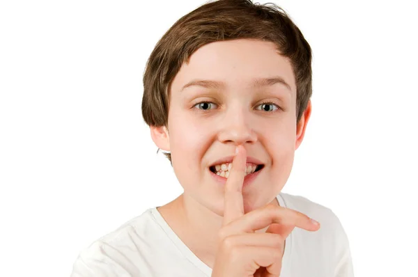一名10岁白人男孩的前部特写 背景为白色 右手食指张开嘴 — 图库照片