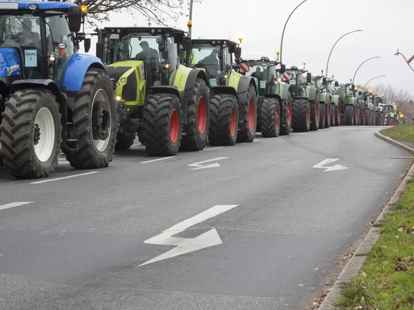 行のトラクターは ドイツの農業のためのより公平な政策に抗議してベルリンへのアクセス道路をブロックします ストックフォト