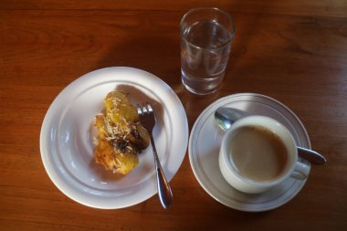 Masada bir fincan kahve.