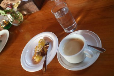 bir kafede Kahvaltı