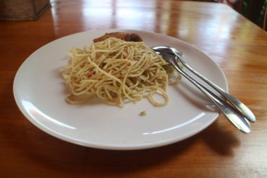 Tavuk ve peynirli spagetti.