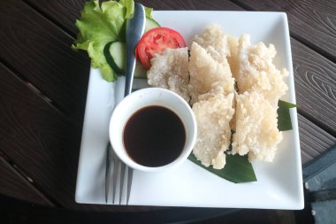 Kızarmış tavuk ve pilav