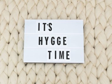Lightbox örgü zemin üzerine onun Hygge zaman kelime. Rahat compozition. Arka plan örgü.