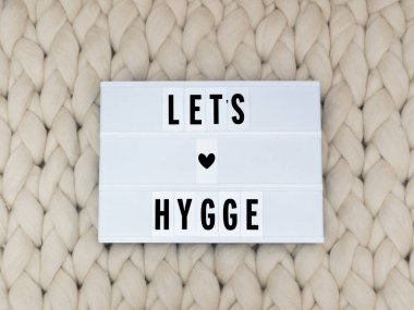 Lightbox örgü arka plan üzerinde Hygge kelime sağlar. Rahat compozition. Arka plan örgü.