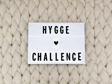 Lightbox örgü zemin üzerine Hygge Challenge kelime. Rahat compozition. Arka plan örgü.
