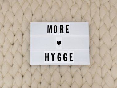 Lightbox örgü arka plan üzerinde daha fazla Hygge kelime. Rahat compozition. Arka plan örgü.
