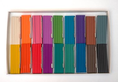 Renkli hamuru kümesi. Gökkuşağı çocuk oyun için kil parça modelleme ve yaratıcılık.