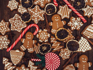 Mutlu yeni yıl ve mutlu Noeller gingerbread ahşap arka plan üzerinde. Noel pişirme. Gingerbread Noel kurabiye yapma. Noel kavramı.