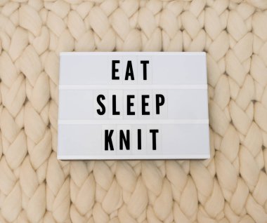 Lightbox üzerinde kelime uyku örgü örgü arka plan üzerinde yemek. Rahat compozition. Örgü yün arka plan.