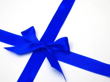 beyaz zemin üzerine mavi parlak saten kurdele