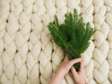 Sanat Atölyesi, kopya alanı Noel süsleri yaparken yün özgeçmişlerine köknar ağacı dalları demet bağlama eller