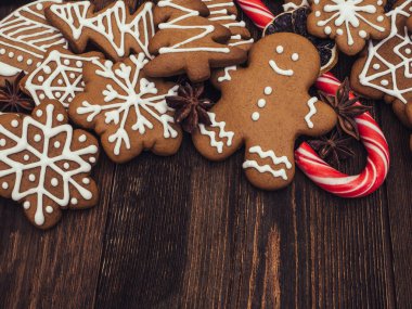 Mutlu yeni yıl ve mutlu Noeller gingerbread ahşap arka plan üzerinde. Noel pişirme. Gingerbread Noel kurabiye yapma. Noel kavramı.