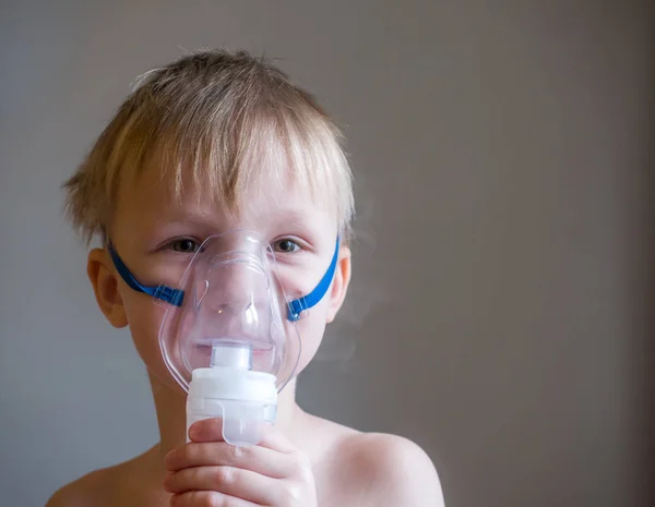 Niño Haciendo Inhalación Con Máscara Cara Concepto Problemas Asma — Foto de Stock