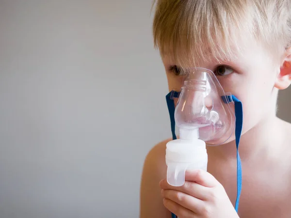Criança Fazer Inalação Com Máscara Rosto Conceito Problemas Asma — Fotografia de Stock
