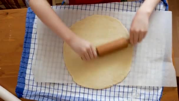 Vypečenou Pizzu Nebo Pide Close Dívka Ruce Kuchyni Tvarování Těsta — Stock video