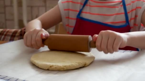 Pizza Oder Pide Teig Aus Der Nähe Von Mädchenhänden Der — Stockvideo