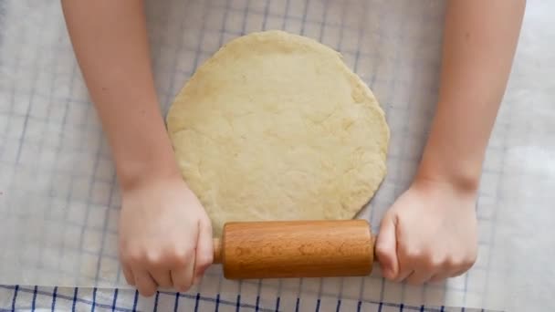 Vypečenou Pizzu Nebo Pide Close Dívka Ruce Kuchyni Tvarování Těsta — Stock video