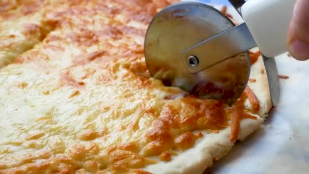 Cięcia Kromki Świeżo Pieczone Pizza Margarita — Wideo stockowe