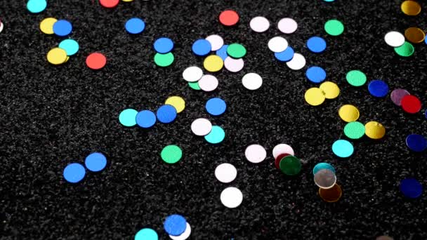 Coloré Confetti Tombe Sur Fond Noir Paillettes — Video