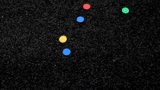 Colorido Confetti Cae Sobre Fondo Brillo Negro — Vídeo de stock