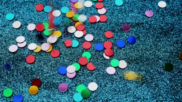 Colorido Confetti Cae Sobre Fondo Brillo Azul — Vídeo de stock