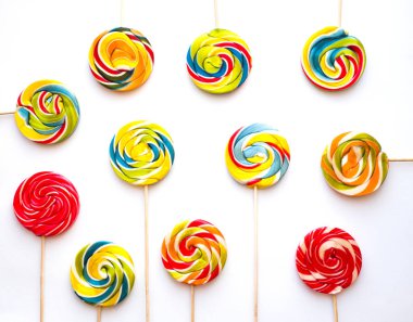 Beyaz arka plan üzerinde farklı lezzetli renkli şekerler