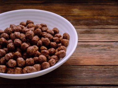 Çikolatalı tahıl ve sütlü kahvaltı